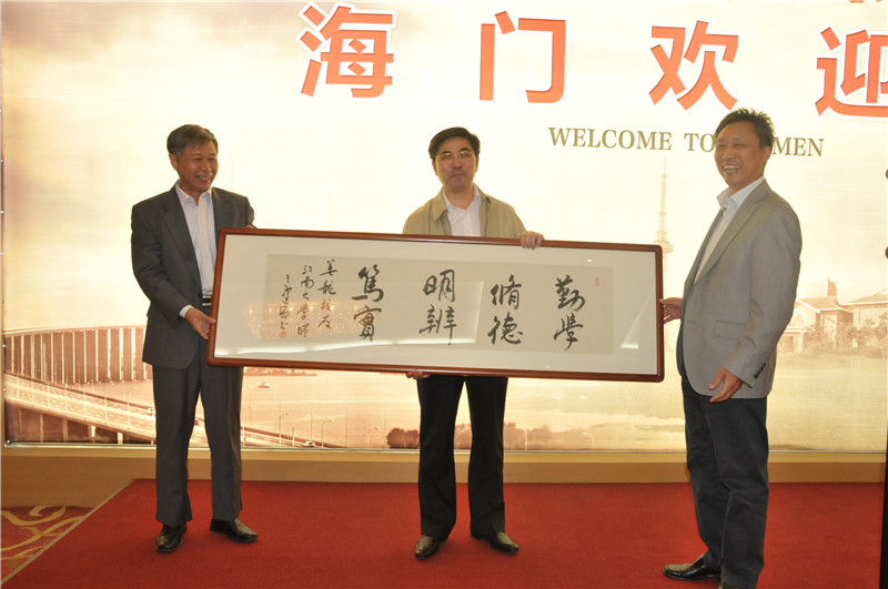 向优秀校友姜龙书记赠送匾额