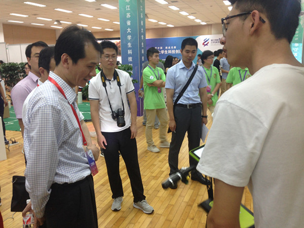 江苏团省委党组成员、省少先队总辅导员姜东参观我校成果展作品