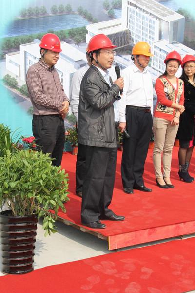 数媒经管大楼举行封顶仪式