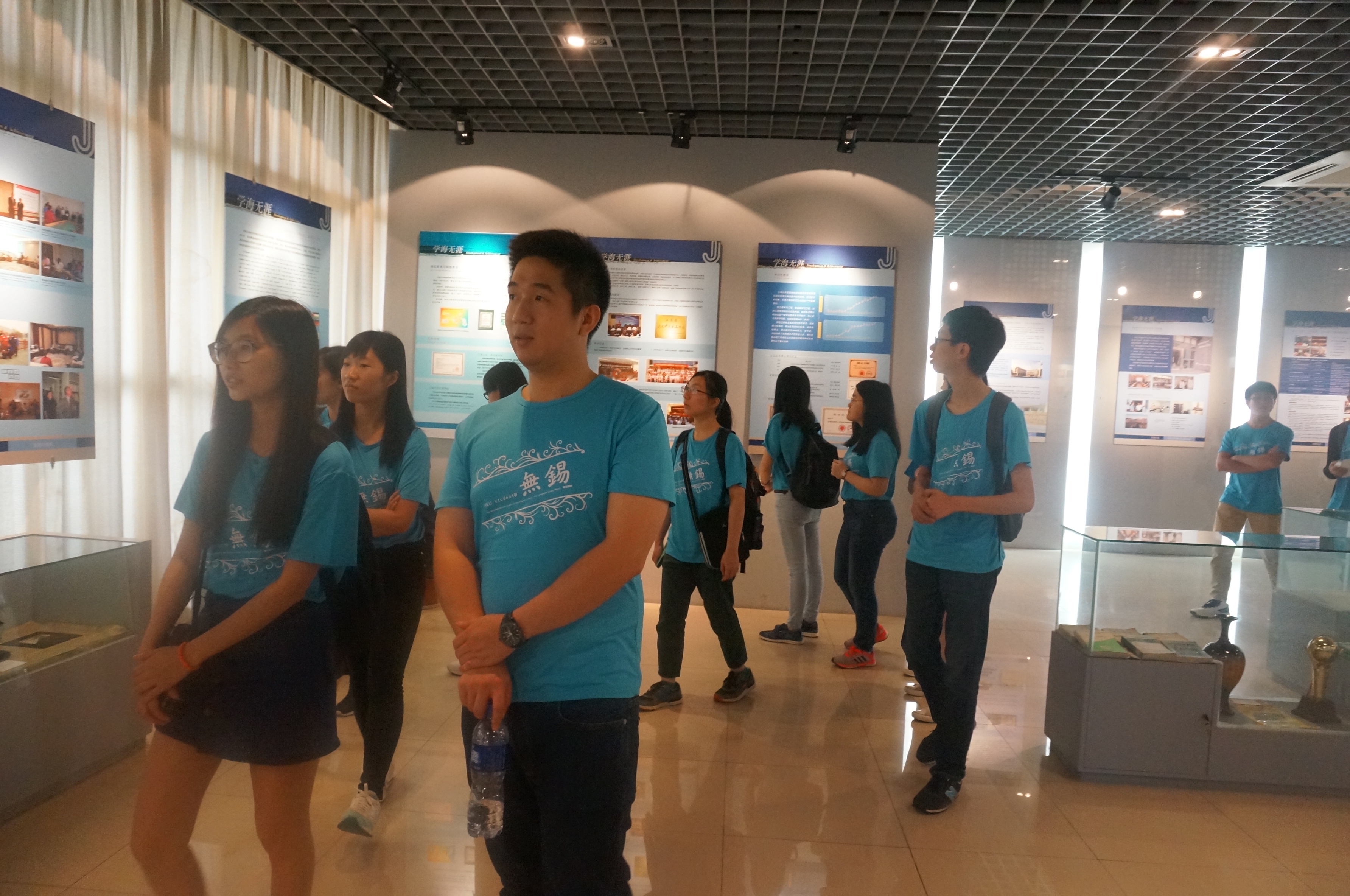 香港大学学生访问团参观我校校史馆