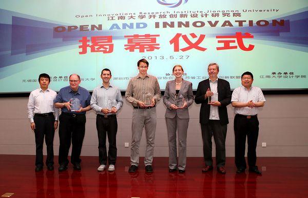 领导与五位国际平台顾问合影
