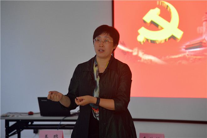商学院党委书记李佳敏作总结讲话