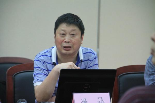 冯骉副校长介绍学校情况