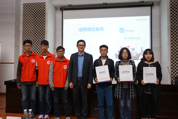 与同学们合影