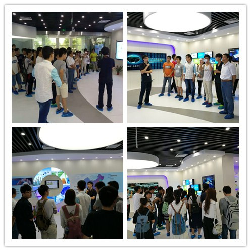 师生随解说员入展厅参观