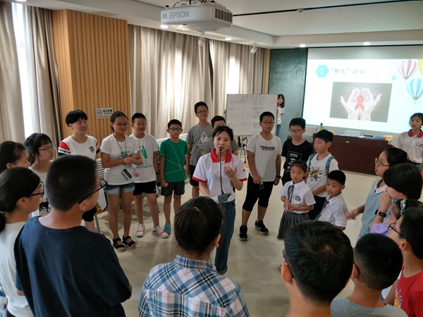 图为江南学子讲解青少年青春健康知识