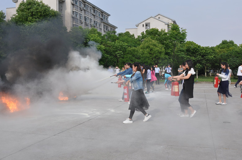 学生消防灭火演习