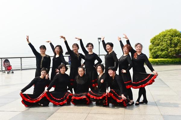 万紫千红春意浓，轻歌曼舞银发欢——校老体协举办首届“踏青联欢会”