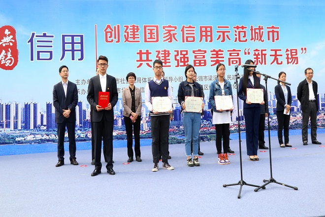 纺服学子代表领奖