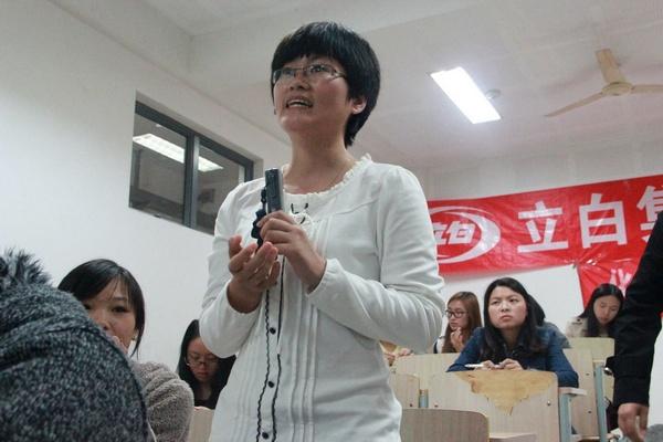 同学们在交流会上向嘉宾提问