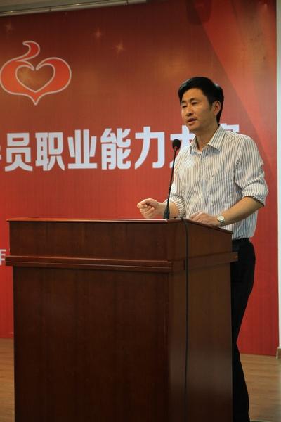校党委常委、组织部部长戴月波作比赛点评