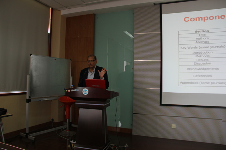 Arun S. Mujumdar教授作学术报告