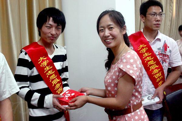 志愿者所在学院领导赠送精心准备的纪念品（一）