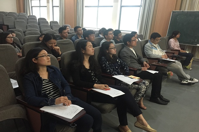 评委与同学认真聆听