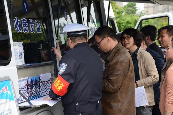 热心地为老师服务