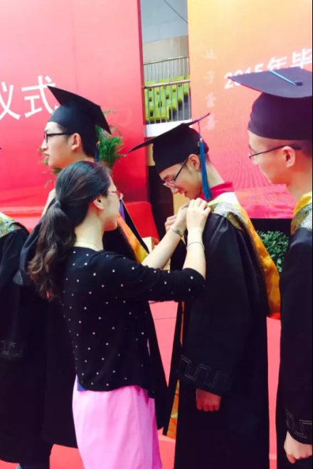 学位授予仪式上周书记为毕业生整理衣冠