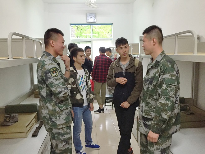 同学们参观部队营房，与士兵亲切交流
