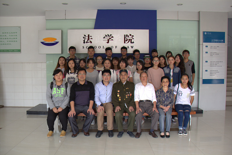 学院门口留影合念