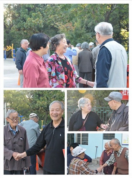 老同志们开心地交流