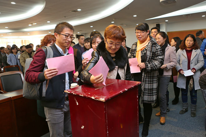 与会人员对31个部门单位的总体工作及部门单位领导的个人业绩作出测评