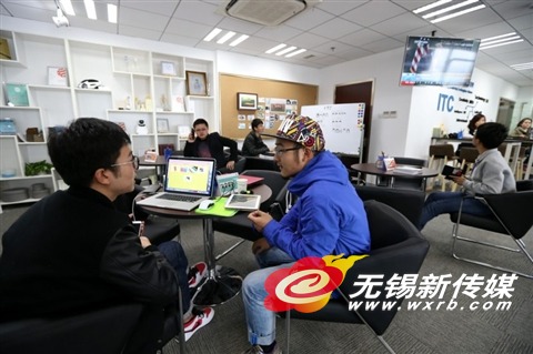 “众创空间”内年轻人们施展拳脚