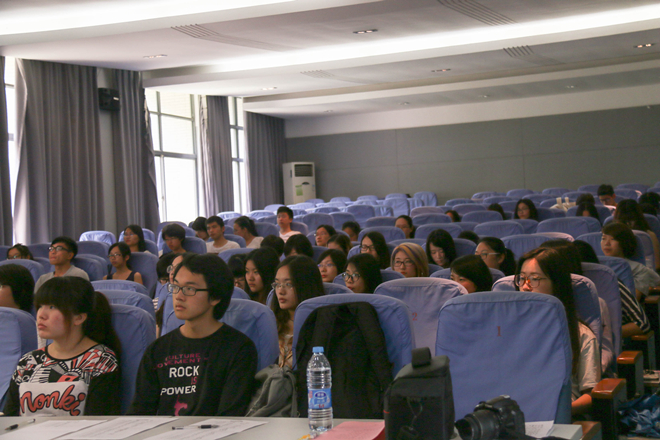 参会同学认真聆听