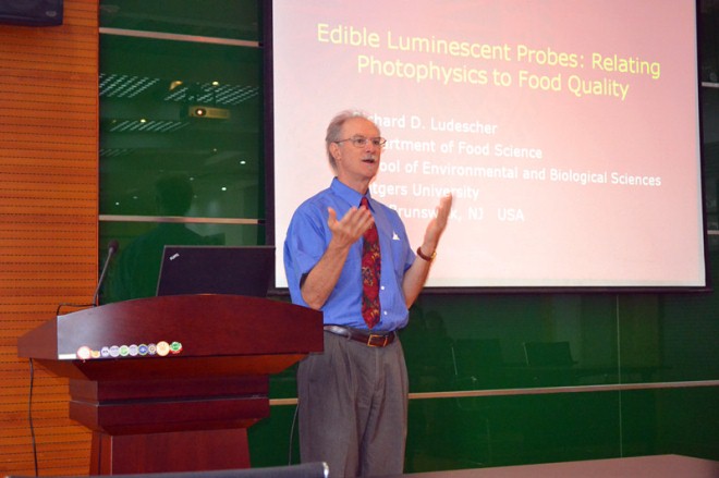 Richard D. Ludescher教授作学术报告