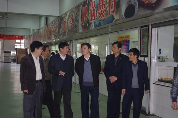 武书记一行调研学生食堂
