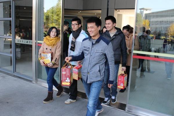 带着慰问品开心离场