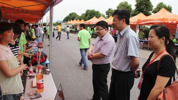 校党委副书记、副校长符惠明慰问布展师生