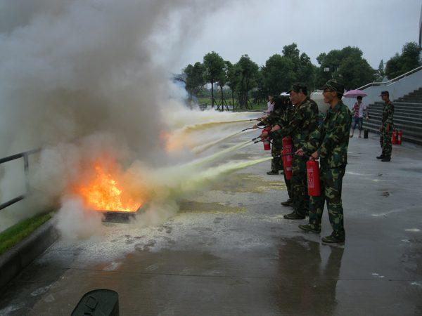 我校成功举行2012年军训灭火演练