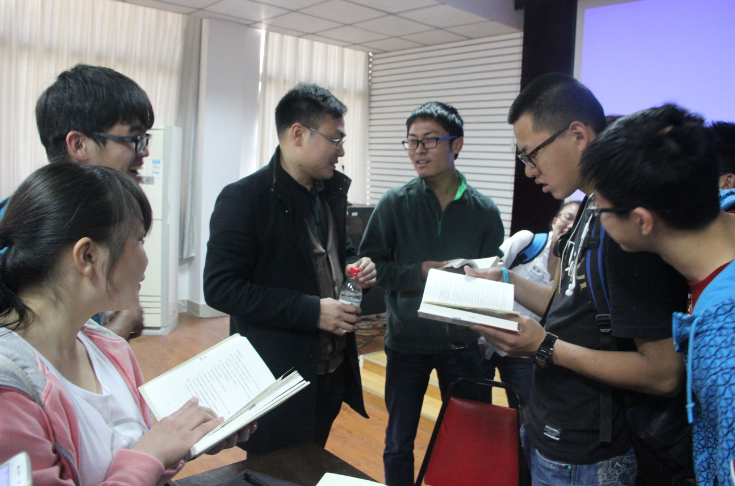 活动结束后顾志国老师与同学们交流读书心得