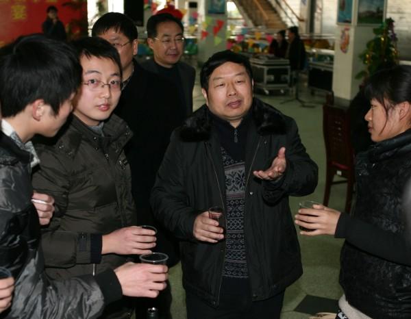 陈校长与同学们亲切交谈