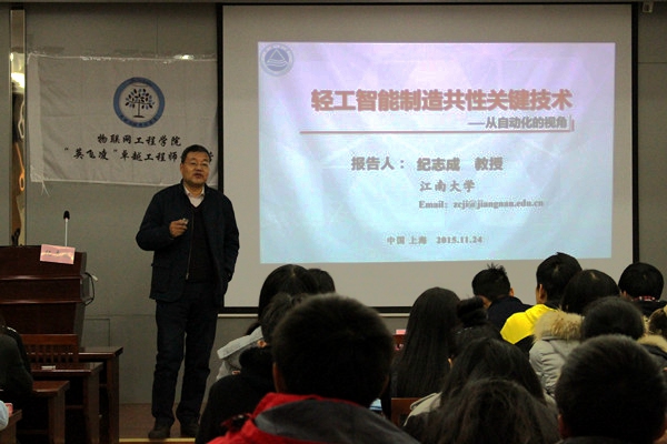 纪校长为营员们开展讲座