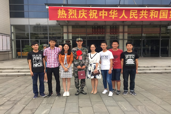 学院副书记、辅导员、同学代表与入伍学生合影