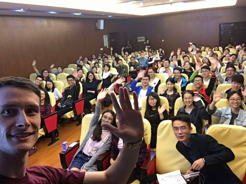 至善学子与讲座嘉宾互动合影