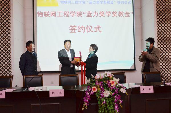 王武理事长向蓝力集团赠送校名礼品水晶鼎