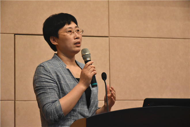 商学院党委书记李佳敏同志发表讲话