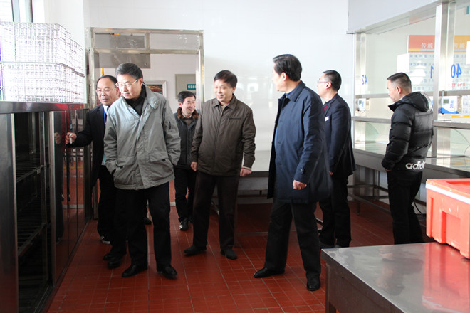 考察调研食堂后场餐具消毒间