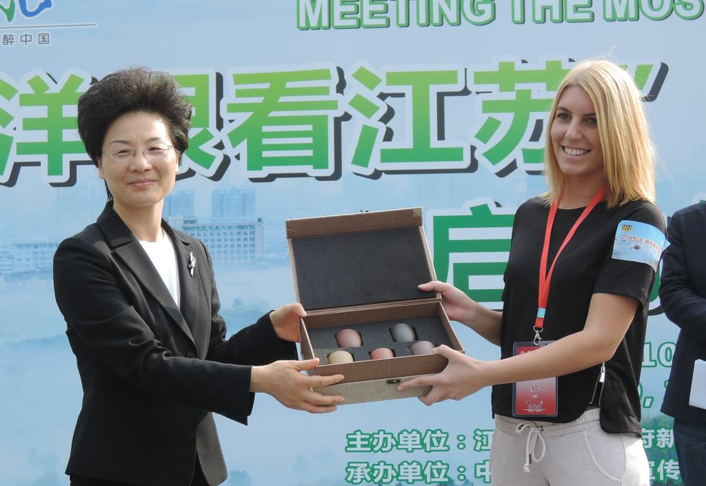 我校留学生吴安娜领取奖品