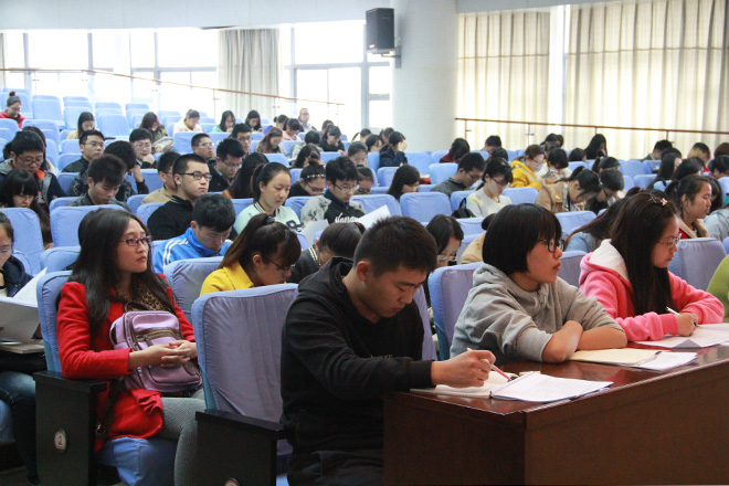 学员认真聆听