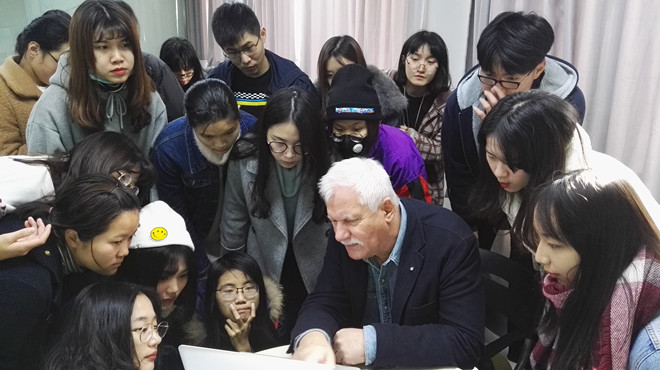 图二 Lech Majewski教授指导学生开展视觉设计