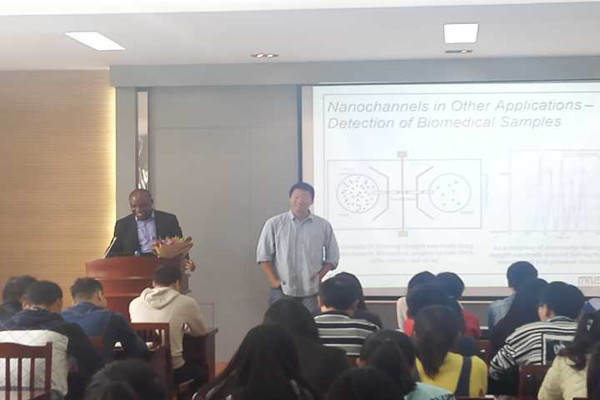 Wejinya副教授为同学们作讲座