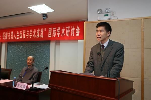 人文学院院长陈明选教授主持大会开幕式