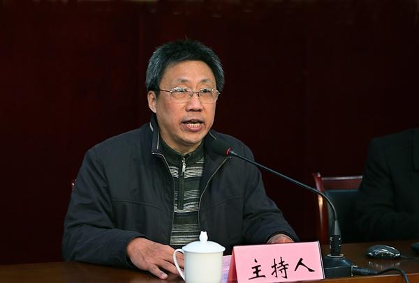 校党委副书记周小浦主持报告会