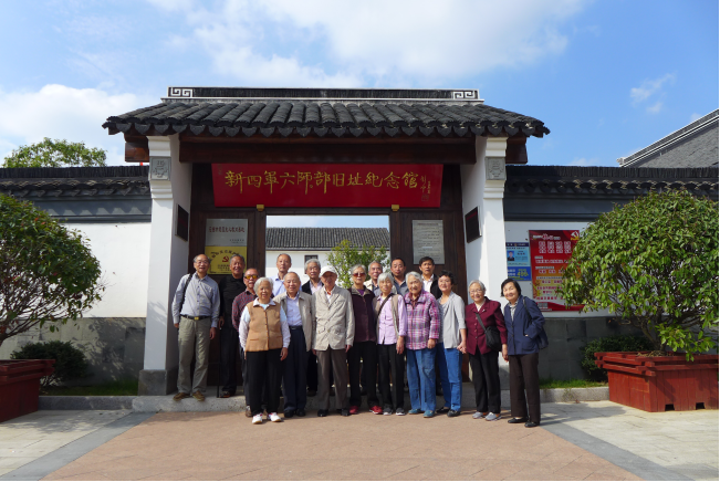 在新四军六师师部旧址纪念馆门口合影