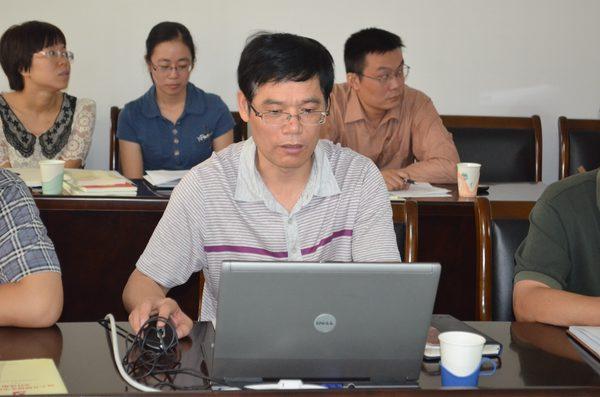 机关党委书记冯群康主持研讨会