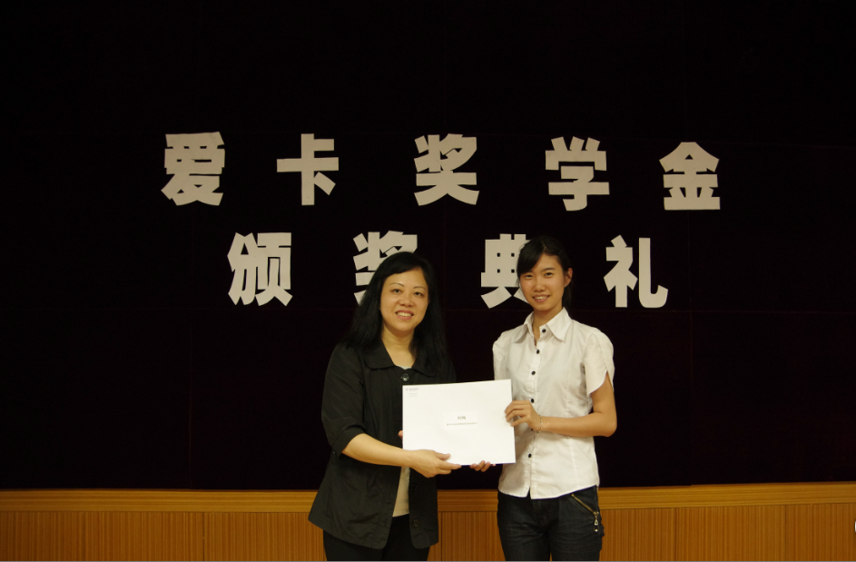 蔡经理为获奖学生颁奖1