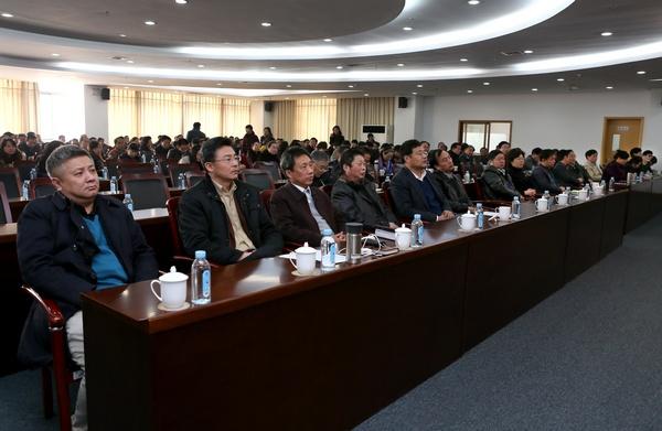 与会人员听取情况通报