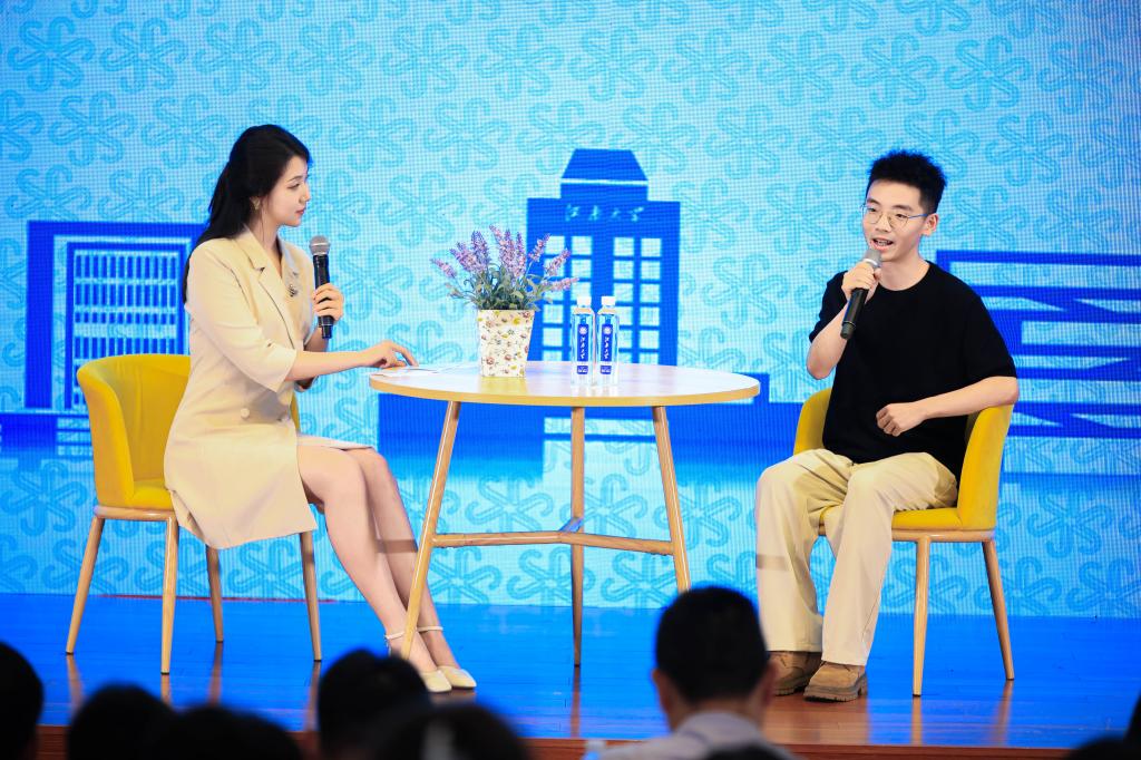2.与肖磊校友访谈.jpg
